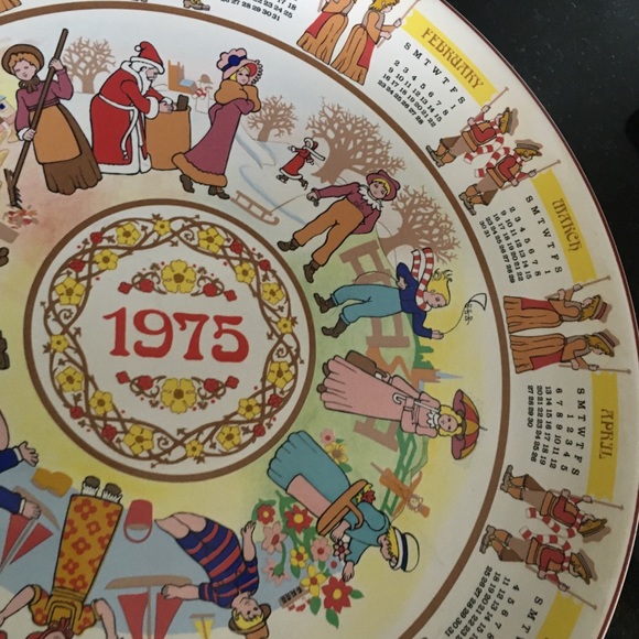SOLD! Wedgwood 1975 Calendar Plate “Children’s Games” - Picture 4 of 6